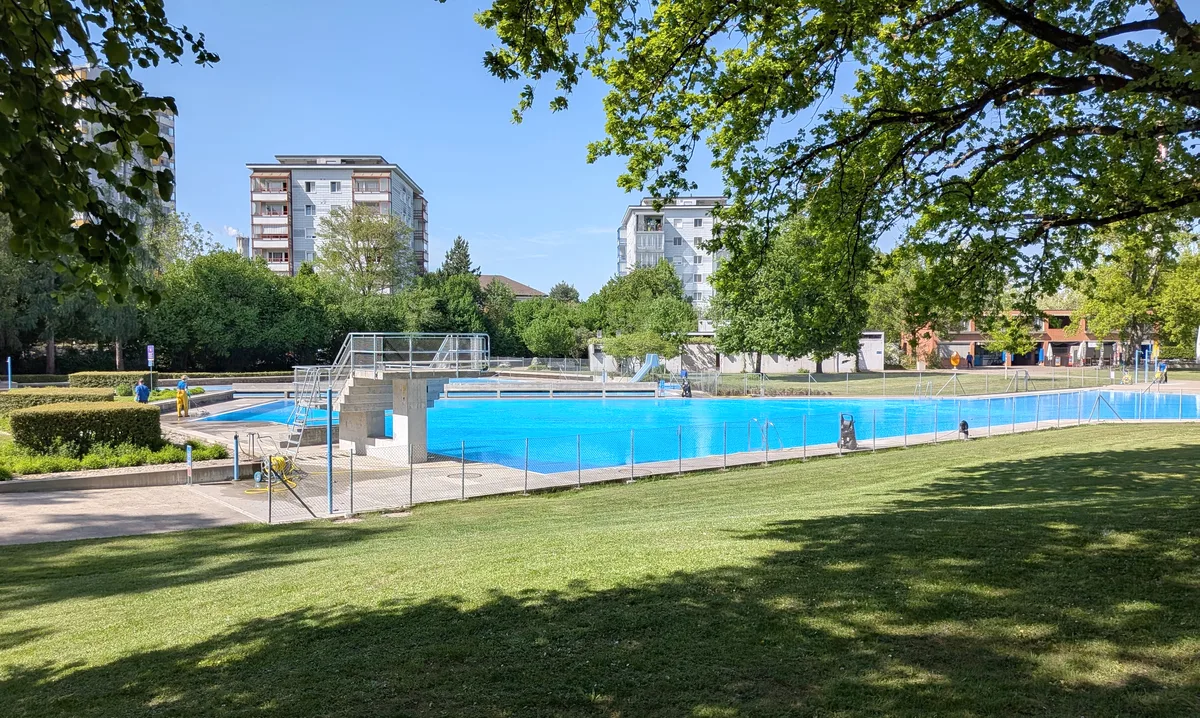 Blick auf ein Freibad im Sommer.